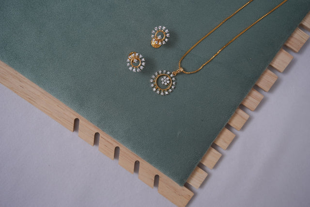 Premium party wear diamond finish pendant with stud product code D328