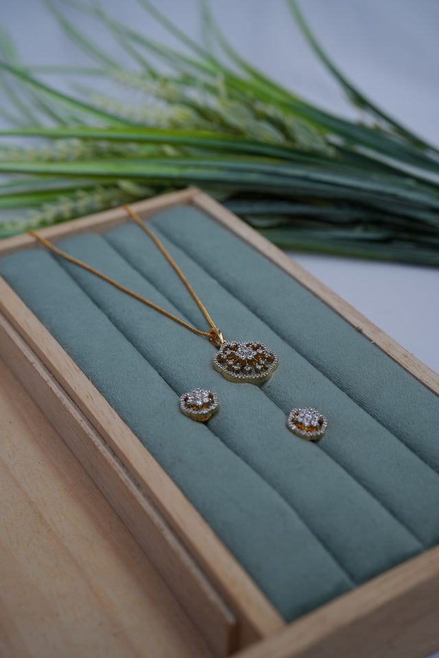 Premium diamond finish pendant set with 8pidi chain product code D340