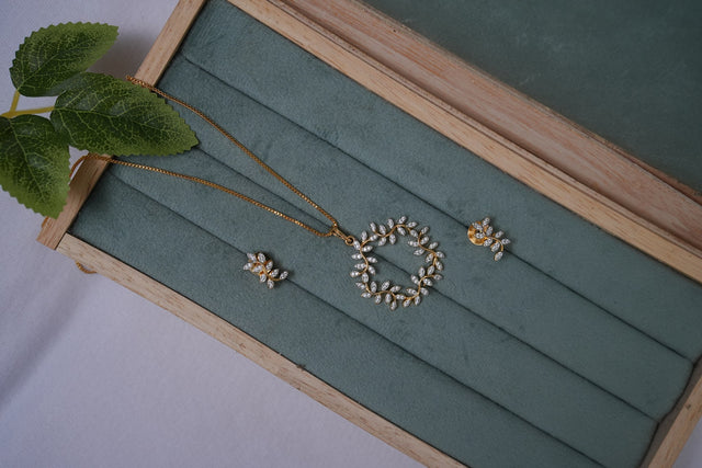 Premium quality trending party wear diamond finish leaf pendant with stud product code D300